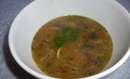 Žampiónová polévka s hlívou a mrkví