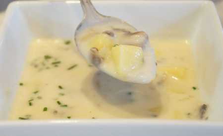 Krémová žampionová polévka s bramborami