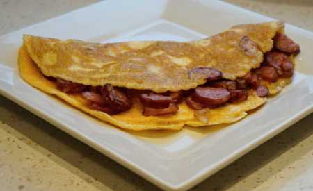 Vaječná omeleta s klobásou 