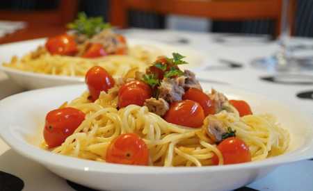 Spaghetti s tuňákem a rajčatovou omáčkou
