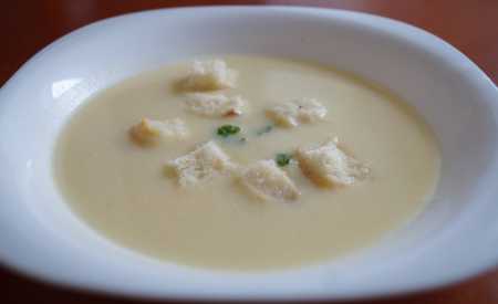 Květáková krémová polévka s česnekem