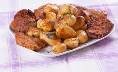 Bifteky pečené s cibulí a bramborami